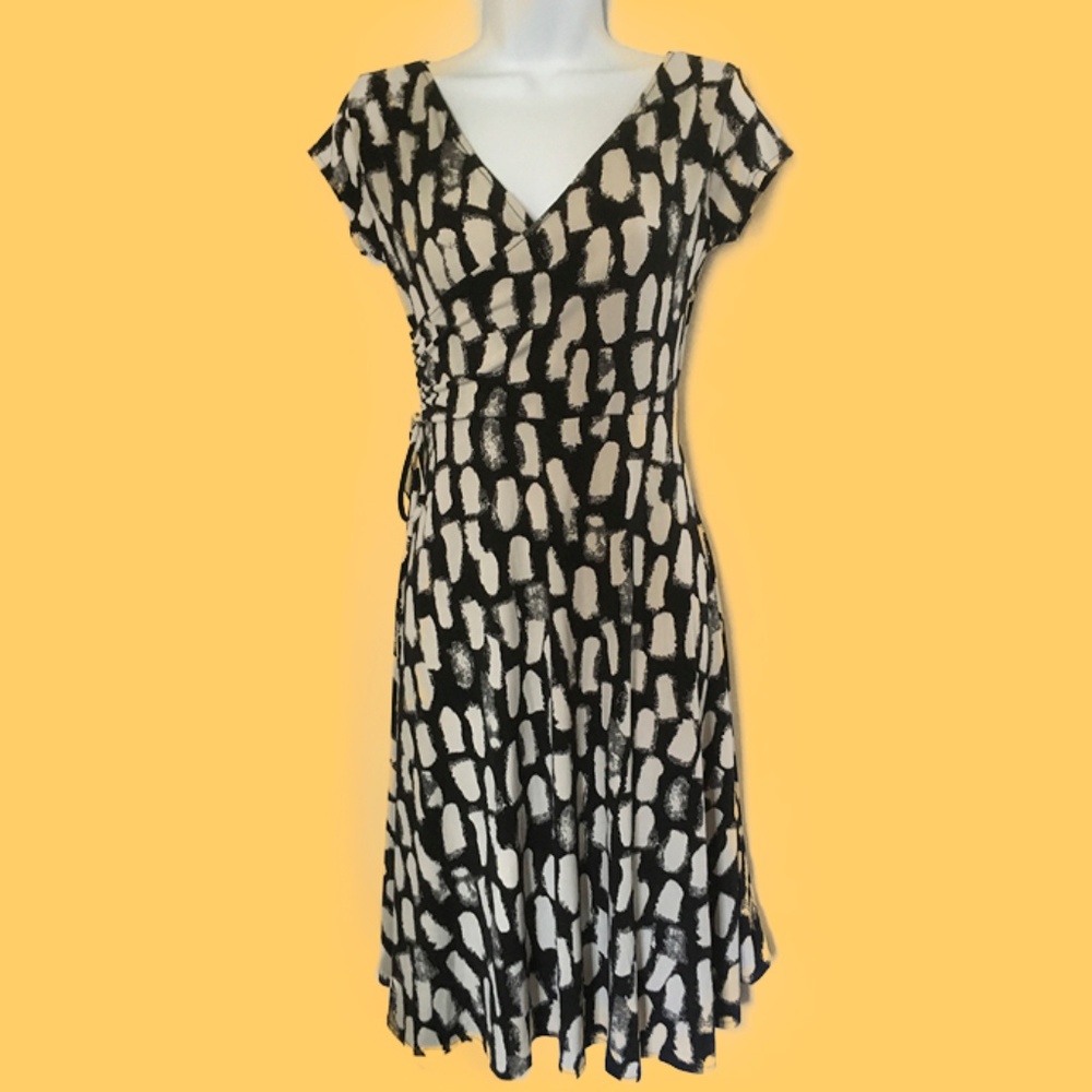 Chadwicks Black & White V-Neck Capped Sleeve Dress